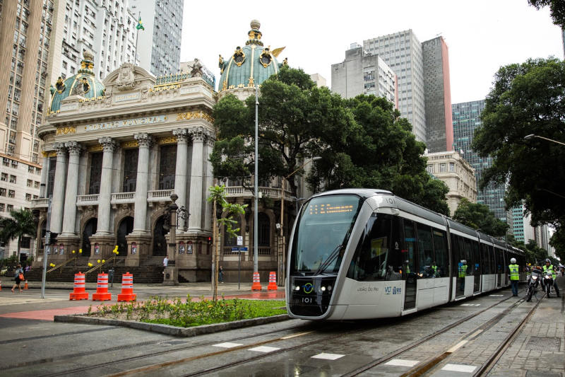 Com o VLT, turistas tiveram mais facilidade para transitar e conhecer prédios históricos do Rio de Janeiro. | Foto: André Motta/brasil2016.gov.br
